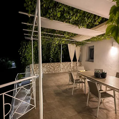 Theonprivehouse * Koinira